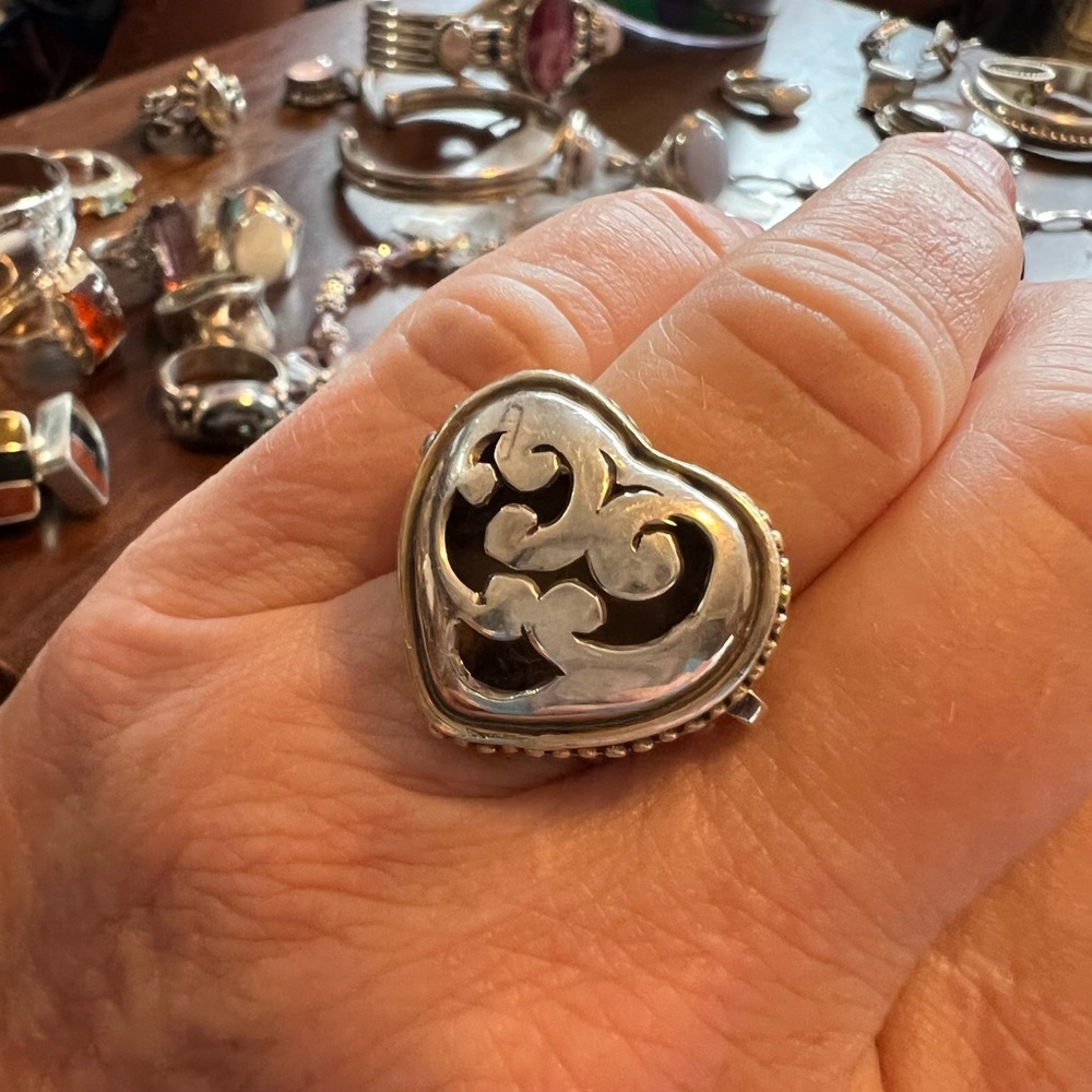 Beautiful scroll work vintage heart ring